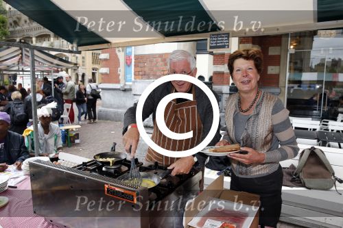 Amsterdam 1 juli 2013
Prominenten serveren 1 juli Keti Koti Ontbijt bij herdenking slavernijverleden op het Leidse Plein. Joop Daalmeijer en Maartje v weegen
Peter Smulders bv