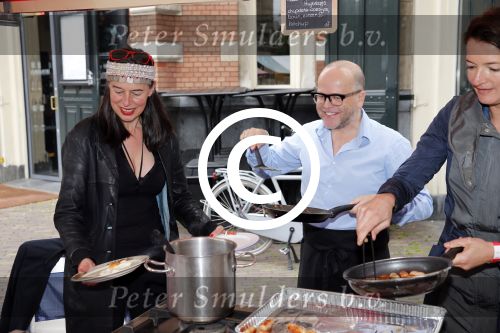 Amsterdam 1 juli 2013
Prominenten serveren 1 juli Keti Koti Ontbijt bij herdenking slavernijverleden op het Leidse Plein. Marc Marie Huybregts en Adelheid Roossen
Peter Smulders bv