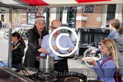 Amsterdam 1 juli 2013
Prominenten serveren 1 juli Keti Koti Ontbijt bij herdenking slavernijverleden op het Leidse Plein. Marc Marie Huybregts en Adelheid Roossen
Peter Smulders bv