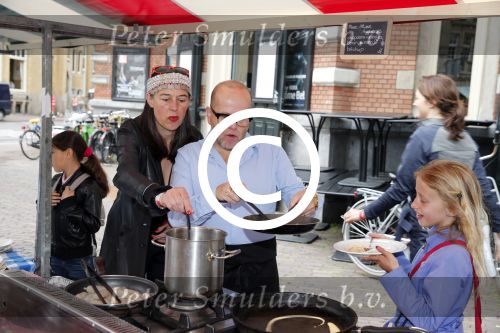 Amsterdam 1 juli 2013
Prominenten serveren 1 juli Keti Koti Ontbijt bij herdenking slavernijverleden op het Leidse Plein. Marc Marie Huybregts en Adelheid Roossen
Peter Smulders bv