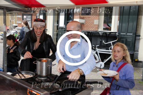 Amsterdam 1 juli 2013
Prominenten serveren 1 juli Keti Koti Ontbijt bij herdenking slavernijverleden op het Leidse Plein. Marc Marie Huybregts en Adelheid Roossen
Peter Smulders bv