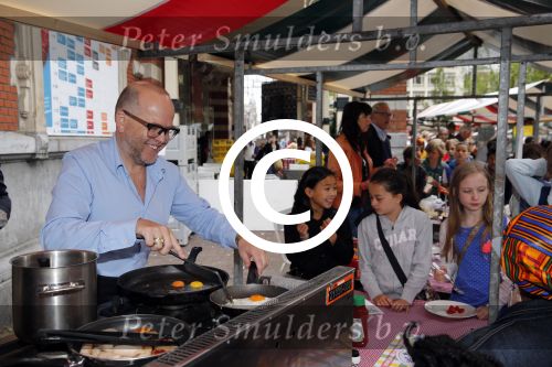 Amsterdam 1 juli 2013
Prominenten serveren 1 juli Keti Koti Ontbijt bij herdenking slavernijverleden op het Leidse Plein. Marc Marie Huybregts en Adelheid Roossen
Peter Smulders bv