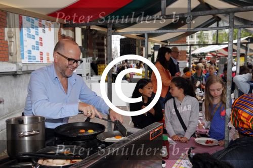 Amsterdam 1 juli 2013
Prominenten serveren 1 juli Keti Koti Ontbijt bij herdenking slavernijverleden op het Leidse Plein. Marc Marie Huybregts en Adelheid Roossen
Peter Smulders bv