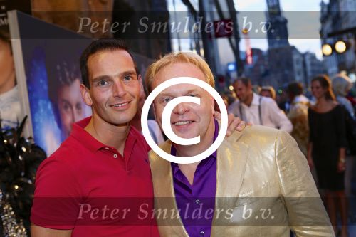 AMSTERDAM - Bij het Tuschinski Theater is de premiere van Behind the Candelabra. Met op de rode loper  Marcel van den Eng met Frits Huffnagel.