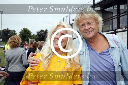Amsterdam 29 juni 2013
Voetbaltournooi op de toekomst (ajax) voor de stichting de upside van down
met diverse bn ers en oud voetballers.. Syndroom van down. Marga Scheide met vriend
Peter Smulders bv