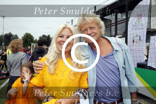 Amsterdam 29 juni 2013
Voetbaltournooi op de toekomst (ajax) voor de stichting de upside van down
met diverse bn ers en oud voetballers.. Syndroom van down. Marga Scheide met vriend
Peter Smulders bv