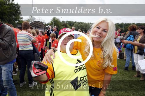 Amsterdam 29 juni 2013
Voetbaltournooi op de toekomst (ajax) voor de stichting de upside van down
met diverse bn ers en oud voetballers.. Syndroom van down. Marga Scheide met vriend
Peter Smulders bv