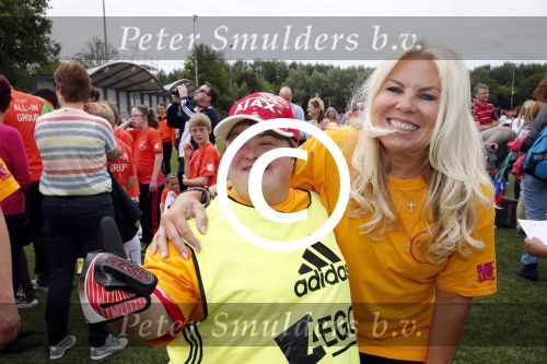 Amsterdam 29 juni 2013
Voetbaltournooi op de toekomst (ajax) voor de stichting de upside van down
met diverse bn ers en oud voetballers.. Syndroom van down. Marga Scheide met vriend
Peter Smulders bv
