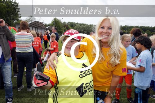 Amsterdam 29 juni 2013
Voetbaltournooi op de toekomst (ajax) voor de stichting de upside van down
met diverse bn ers en oud voetballers.. Syndroom van down. Marga Scheide met vriend
Peter Smulders bv