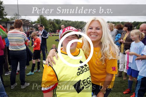 Amsterdam 29 juni 2013
Voetbaltournooi op de toekomst (ajax) voor de stichting de upside van down
met diverse bn ers en oud voetballers.. Syndroom van down. Marga Scheide met vriend
Peter Smulders bv