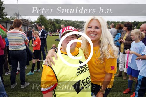 Amsterdam 29 juni 2013
Voetbaltournooi op de toekomst (ajax) voor de stichting de upside van down
met diverse bn ers en oud voetballers.. Syndroom van down. Marga Scheide met vriend
Peter Smulders bv