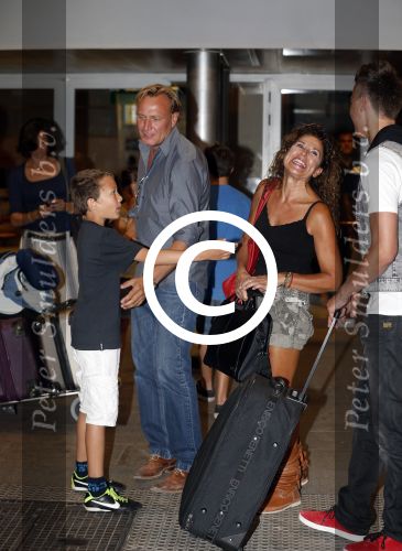 ibiza 15 juli 2013
Maribelle haalt haar zoon op op het vliegveld van ibiza met haar vriend Nicolaas Streefkerk. Ook nicolaas zijn zoon komt aan.
Peter Smulders bv