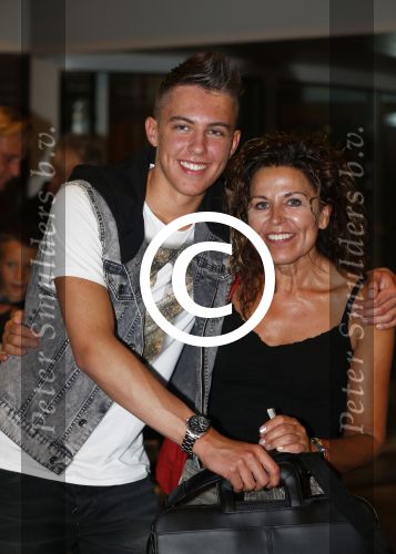 ibiza 15 juli 2013
Maribelle haalt haar zoon op op het vliegveld van ibiza met haar vriend Nicolaas Streefkerk. Ook nicolaas zijn zoon komt aan.
Peter Smulders bv