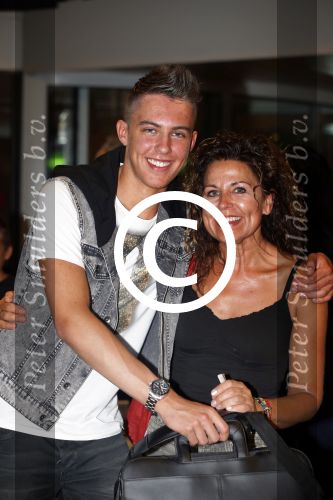 ibiza 15 juli 2013
Maribelle haalt haar zoon op op het vliegveld van ibiza met haar vriend Nicolaas Streefkerk. Ook nicolaas zijn zoon komt aan.
Peter Smulders bv