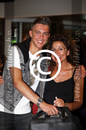 ibiza 15 juli 2013
Maribelle haalt haar zoon op op het vliegveld van ibiza met haar vriend Nicolaas Streefkerk. Ook nicolaas zijn zoon komt aan.
Peter Smulders bv