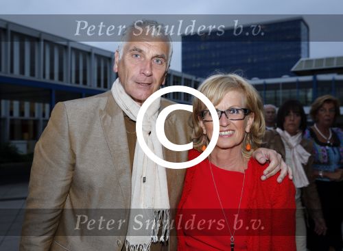 Amsterdam 3 juli 2013
Sjaak Swart 75 jaar . Hij viert dat met een wedstrijd met oud ajax spelers in het Olympisch stadion. mario v d Ende met vrouw
Peter Smulders bv