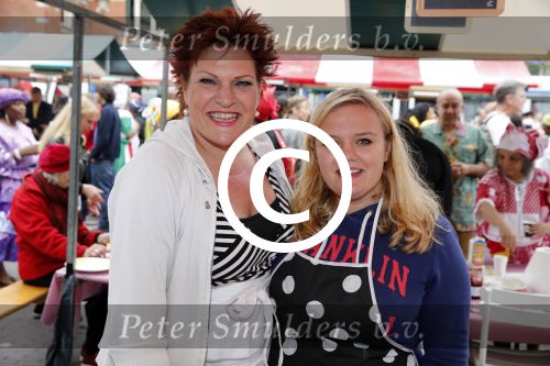 Amsterdam 1 juli 2013
Prominenten serveren 1 juli Keti Koti Ontbijt bij herdenking slavernijverleden op het Leidse Plein. Marjolein Touw met dochter
Peter Smulders bv
