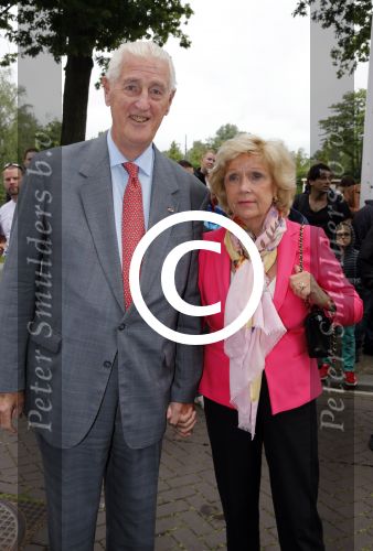 Amsterdam 3 juli 2013
Sjaak Swart 75 jaar . Hij viert dat met een wedstrijd met oud ajax spelers in het Olympisch stadion. Martin Schroder met vrouw
Peter Smulders bv