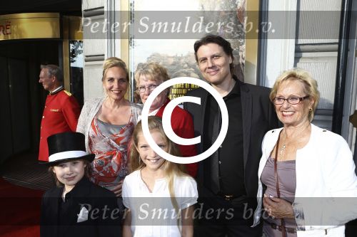 Amsterdam, 17 Juli 2013
Premiere Hans Klok The New Houdini in theater Carrï¿½. 
Met op de foto de moeder van Hans Klok in het midden met rode jasje aan.