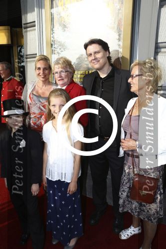 Amsterdam, 17 Juli 2013
Premiere Hans Klok The New Houdini in theater Carrï¿½. 
Met op de foto de moeder van Hans Klok in het midden met rode jasje aan.