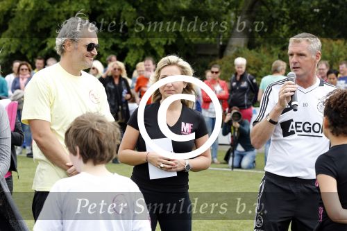 Amsterdam 29 juni 2013
Voetbaltournooi op de toekomst (ajax) voor de stichting de upside van down
met diverse bn ers en oud voetballers.. Syndroom van down. Myriam en Frank Vogel en Heini Otto
Peter Smulders bv
