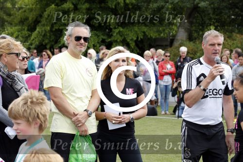 Amsterdam 29 juni 2013
Voetbaltournooi op de toekomst (ajax) voor de stichting de upside van down
met diverse bn ers en oud voetballers.. Syndroom van down. Myriam en Frank Vogel en Heini Otto
Peter Smulders bv