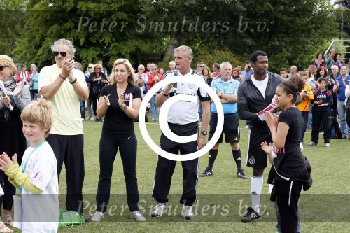Amsterdam 29 juni 2013
Voetbaltournooi op de toekomst (ajax) voor de stichting de upside van down
met diverse bn ers en oud voetballers.. Syndroom van down. Myriam en Frank Vogel en Heini Otto
Peter Smulders bv