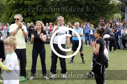 Amsterdam 29 juni 2013
Voetbaltournooi op de toekomst (ajax) voor de stichting de upside van down
met diverse bn ers en oud voetballers.. Syndroom van down. Myriam en Frank Vogel en Heini Otto
Peter Smulders bv
