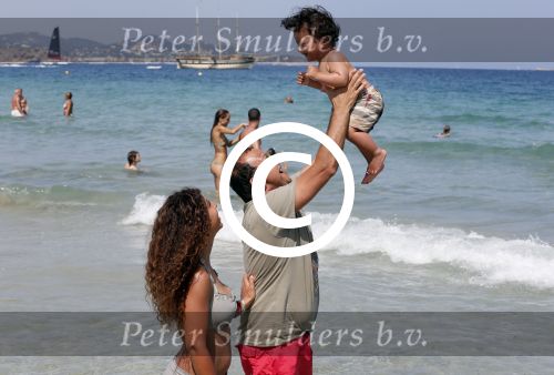 ibiza 14 juli 2013
Najib Amhali met zijn vrouw Niama en zoon Noah op coco beach .
Ze zaten daar met vrienden en familie.
Peter Smulders bv