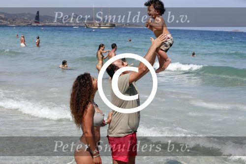ibiza 14 juli 2013
Najib Amhali met zijn vrouw Niama en zoon Noah op coco beach .
Ze zaten daar met vrienden en familie.
Peter Smulders bv