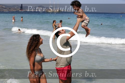 ibiza 14 juli 2013
Najib Amhali met zijn vrouw Niama en zoon Noah op coco beach .
Ze zaten daar met vrienden en familie.
Peter Smulders bv
