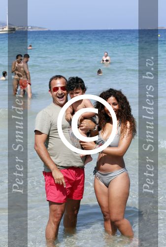 ibiza 14 juli 2013
Najib Amhali met zijn vrouw Niama en zoon Noah op coco beach .
Ze zaten daar met vrienden en familie.
Peter Smulders bv