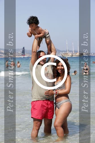 ibiza 14 juli 2013
Najib Amhali met zijn vrouw Niama en zoon Noah op coco beach .
Ze zaten daar met vrienden en familie.
Peter Smulders bv