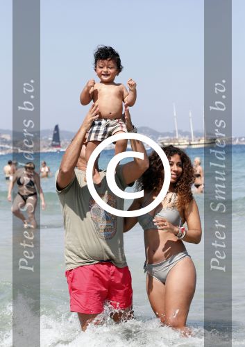 ibiza 14 juli 2013
Najib Amhali met zijn vrouw Niama en zoon Noah op coco beach .
Ze zaten daar met vrienden en familie.
Peter Smulders bv