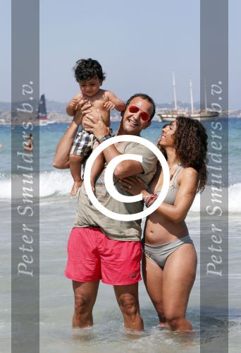 ibiza 14 juli 2013
Najib Amhali met zijn vrouw Niama en zoon Noah op coco beach .
Ze zaten daar met vrienden en familie.
Peter Smulders bv