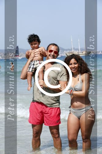 ibiza 14 juli 2013
Najib Amhali met zijn vrouw Niama en zoon Noah op coco beach .
Ze zaten daar met vrienden en familie.
Peter Smulders bv