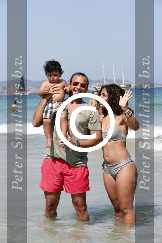 ibiza 14 juli 2013
Najib Amhali met zijn vrouw Niama en zoon Noah op coco beach .
Ze zaten daar met vrienden en familie.
Peter Smulders bv
