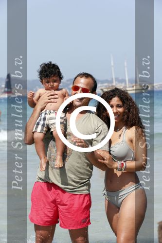 ibiza 14 juli 2013
Najib Amhali met zijn vrouw Niama en zoon Noah op coco beach .
Ze zaten daar met vrienden en familie.
Peter Smulders bv