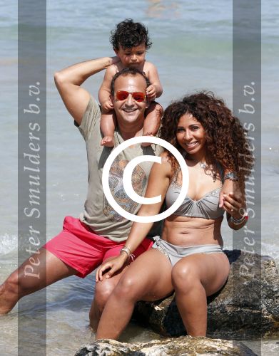 ibiza 14 juli 2013
Najib Amhali met zijn vrouw Niama en zoon Noah op coco beach .
Ze zaten daar met vrienden en familie.
Peter Smulders bv