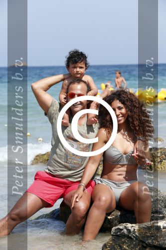 ibiza 14 juli 2013
Najib Amhali met zijn vrouw Niama en zoon Noah op coco beach .
Ze zaten daar met vrienden en familie.
Peter Smulders bv