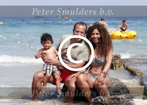 ibiza 14 juli 2013
Najib Amhali met zijn vrouw Niama en zoon Noah op coco beach .
Ze zaten daar met vrienden en familie.
Peter Smulders bv
