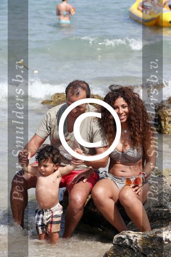 ibiza 14 juli 2013
Najib Amhali met zijn vrouw Niama en zoon Noah op coco beach .
Ze zaten daar met vrienden en familie.
Peter Smulders bv