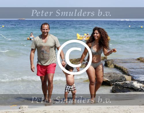 ibiza 14 juli 2013
Najib Amhali met zijn vrouw Niama en zoon Noah op coco beach .
Ze zaten daar met vrienden en familie.
Peter Smulders bv