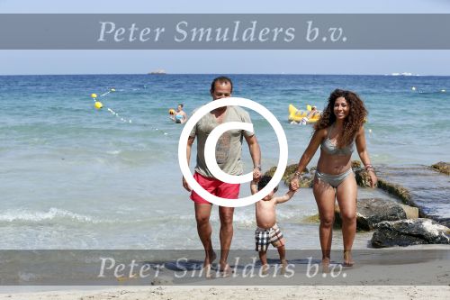 ibiza 14 juli 2013
Najib Amhali met zijn vrouw Niama en zoon Noah op coco beach .
Ze zaten daar met vrienden en familie.
Peter Smulders bv