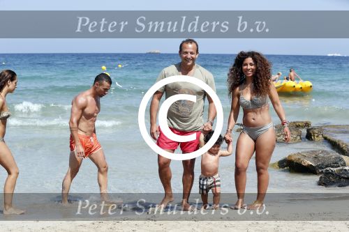 ibiza 14 juli 2013
Najib Amhali met zijn vrouw Niama en zoon Noah op coco beach .
Ze zaten daar met vrienden en familie.
Peter Smulders bv