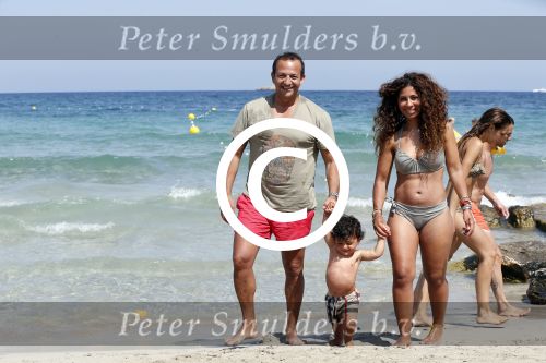ibiza 14 juli 2013
Najib Amhali met zijn vrouw Niama en zoon Noah op coco beach .
Ze zaten daar met vrienden en familie.
Peter Smulders bv
