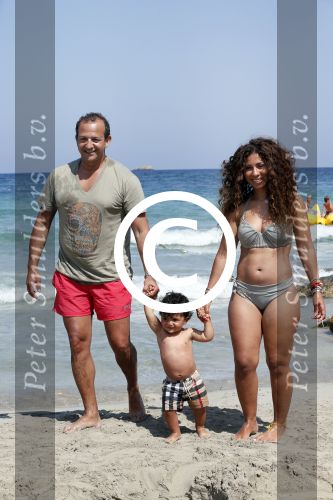 ibiza 14 juli 2013
Najib Amhali met zijn vrouw Niama en zoon Noah op coco beach .
Ze zaten daar met vrienden en familie.
Peter Smulders bv