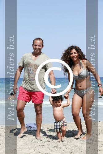 ibiza 14 juli 2013
Najib Amhali met zijn vrouw Niama en zoon Noah op coco beach .
Ze zaten daar met vrienden en familie.
Peter Smulders bv