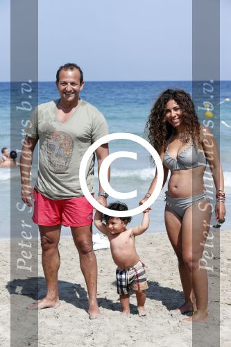 ibiza 14 juli 2013
Najib Amhali met zijn vrouw Niama en zoon Noah op coco beach .
Ze zaten daar met vrienden en familie.
Peter Smulders bv