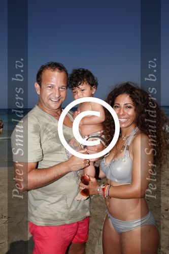 ibiza 14 juli 2013
Najib Amhali met zijn vrouw Niama en zoon Noah op coco beach .
Ze zaten daar met vrienden en familie.
Peter Smulders bv